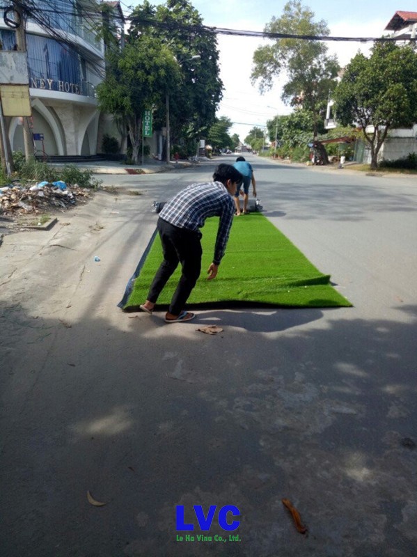 Cỏ nhân tạo sân vườn quận 4, Công ty Lê Nam, Giá bán cỏ nhân tạo, Cung cấp cỏ nhân tạo, Thi công cỏ nhân tạo quận 4